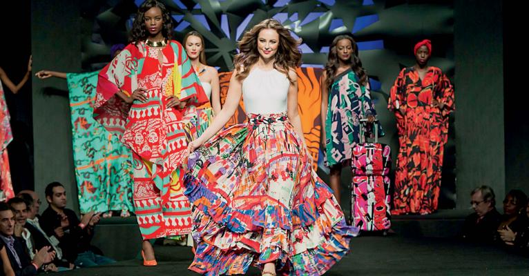Paolla Oliveira brilha na passarela na Semana de Moda de Angola