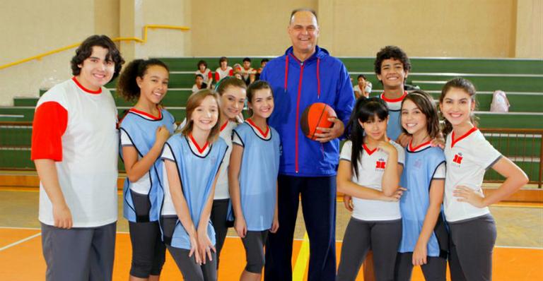 Oscar Schmidt faz participação em ‘Chiquititas’ como professor de basquete