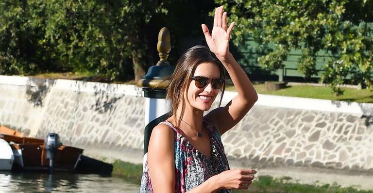 Alessandra Ambrósio passeia de barco após Festival de Cinema de Veneza