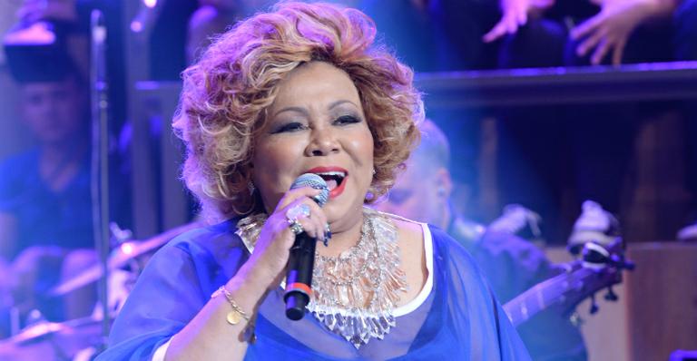 Alcione passa mal em avião e cancela participação em show