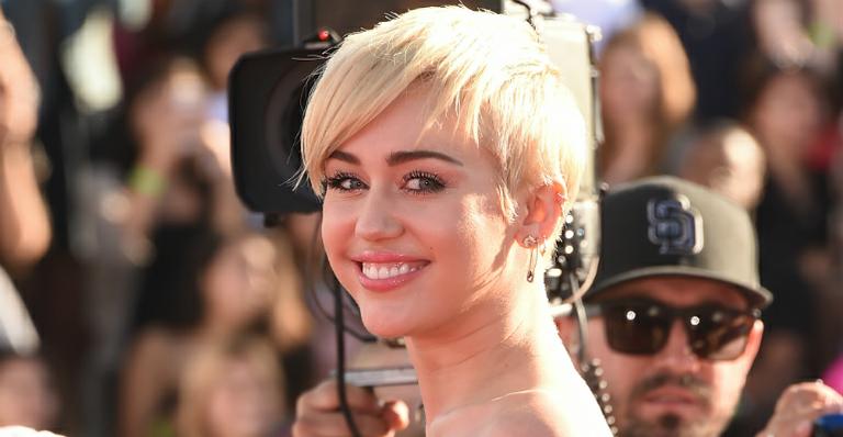 Miley Cyrus desabafa e diz que nem todos os seus relacionamentos foram heterossexuais
