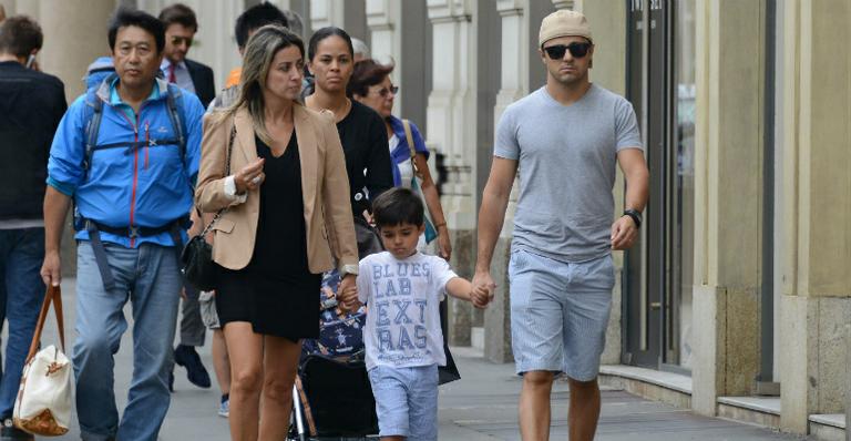 Felipe Massa passeia com a família em Milão, na Itália