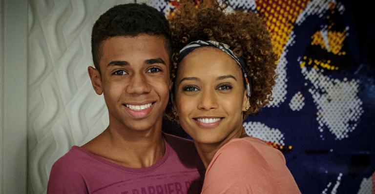 Max Lima recebe dicas da ‘mãe’ Taís Araújo: ‘Ela me corrige na boa’