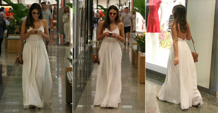 De vestido longo, Bruna Marquezine passeia em shopping no Rio