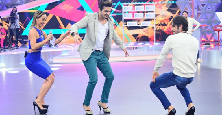 Luan Santana aprende a andar de salto com Sabrina Sato