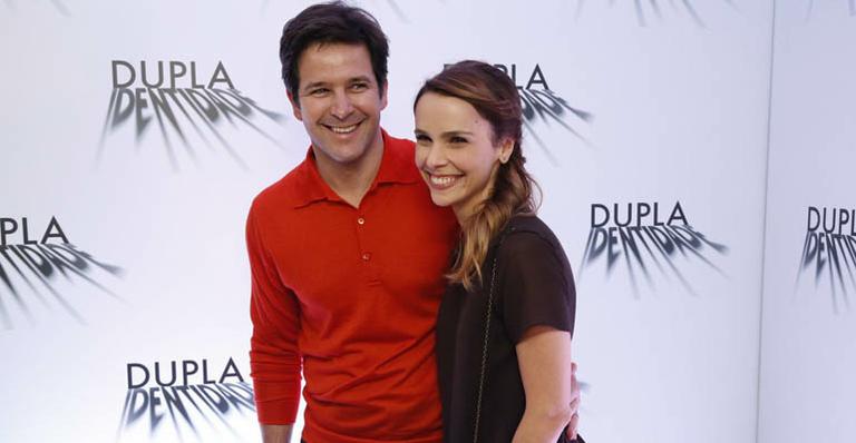 Murilo Benício acompanha Débora Falabella em coletiva