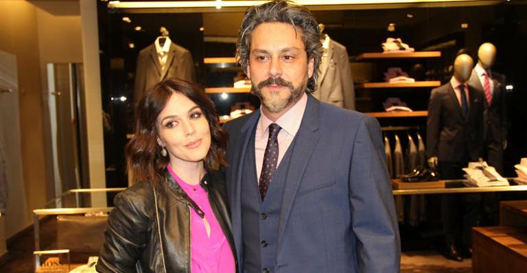 Alexandre Nero leva namorada em evento de moda