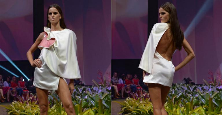 Izabel Goulart desfila com vestido ousado em Belo Horizonte