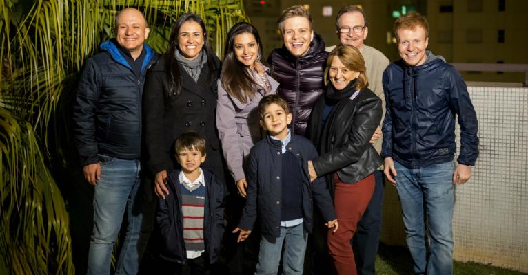 Michel Teló reúne Thaís Fersoza e a família