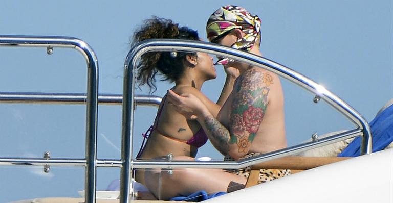 Rihanna curte passeio de barco com amiga na Itália