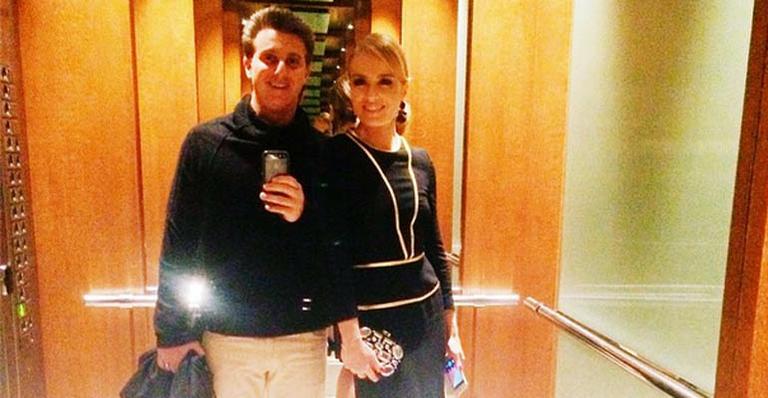 Angélica e Luciano Huck fazem selfies nas redes sociais