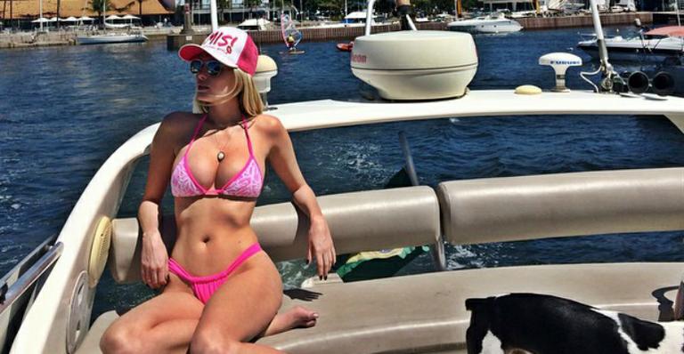 Bárbara Evans curte iate de biquíni e é elogiada até pelas famosas