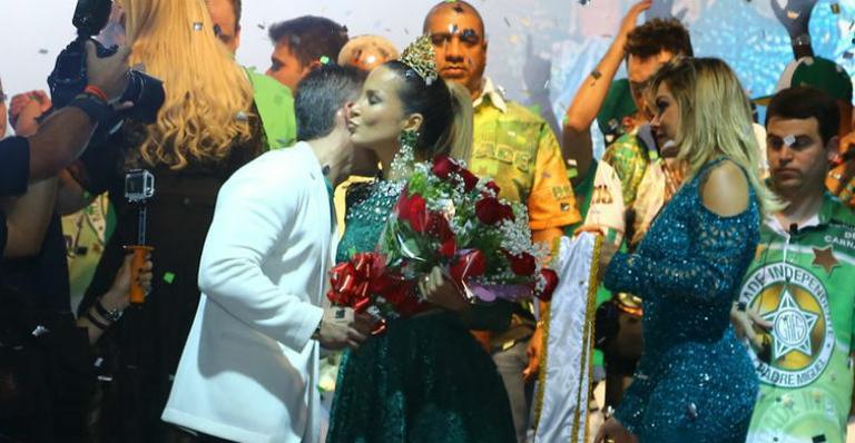 Claudia Leitte é coroada rainha de bateria no Rio de Janeiro