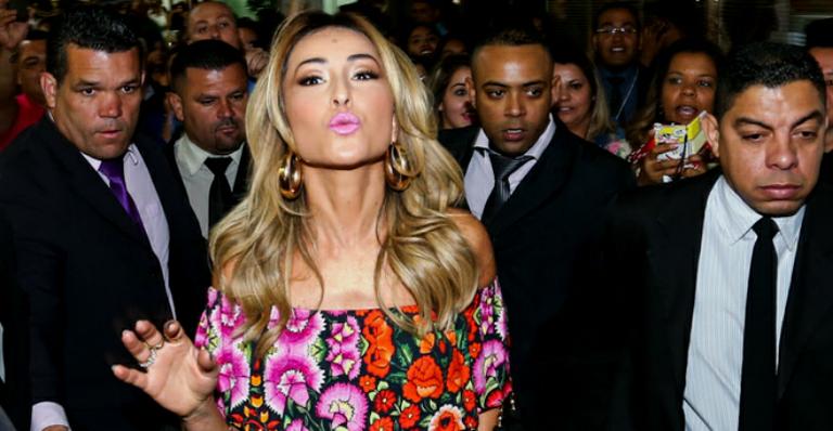 Sabrina Sato e famosos causam frisson em feira de beleza