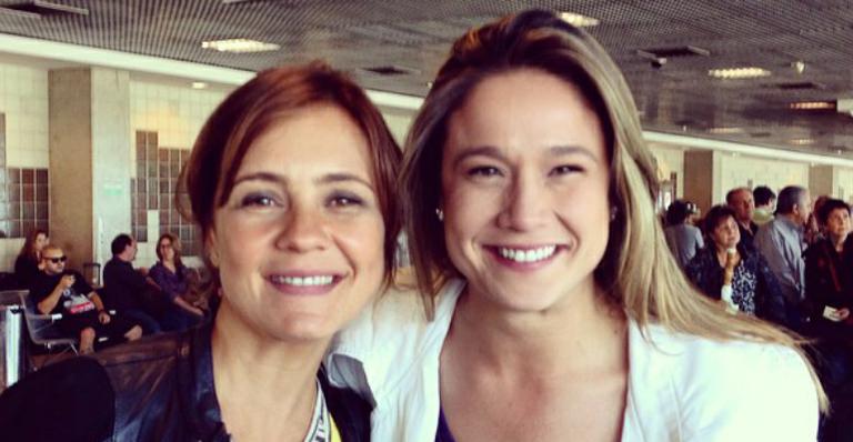 Fernanda Gentil encontra Adriana Esteves no aeroporto: “Tietei mesmo”