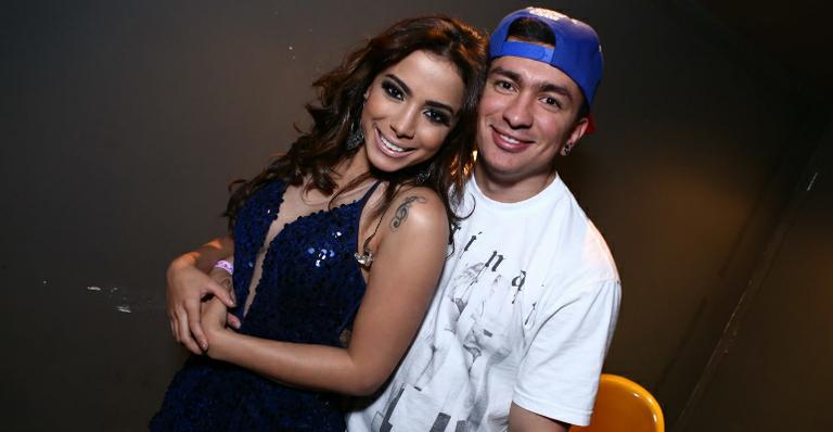 Anitta recebe o carinho do irmão em bastidores de show
