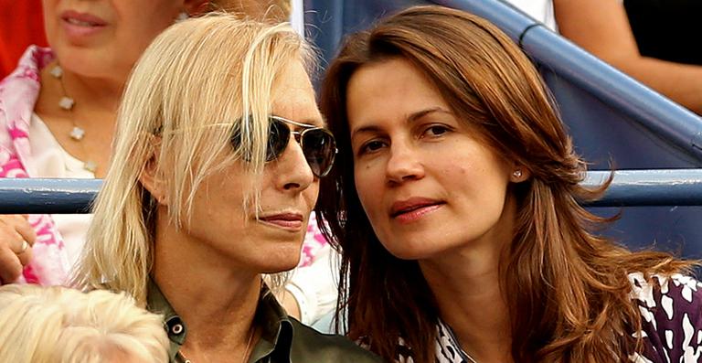 Tenista Martina Navratilova pede ex-miss Julia Lemigova em casamento em torneio de tênis