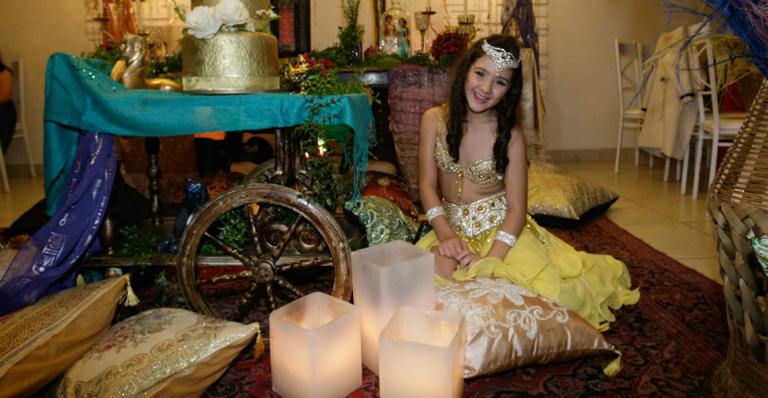 Lorena Tucci, atriz de Chiquititas, faz festa com colegas de elenco