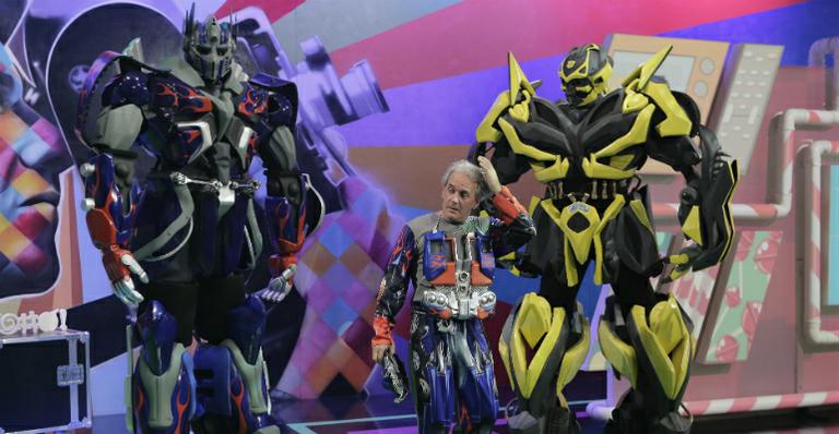 Otavio Mesquita se veste de robô e recebe bonecos do filme Transformers