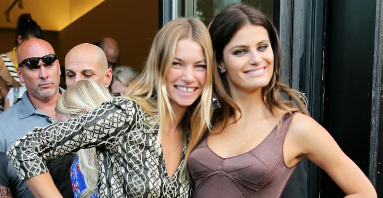 Isabeli Fontana e Jessica Hart fazem graça ao posar para fotos após desfile da NYFW