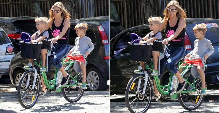 Fernanda Lima passeia de bicicleta com os filhos