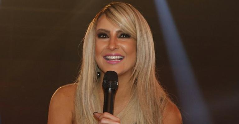Claudia Leitte muda o visual e surge platinada em coletiva do The Voice Brasil