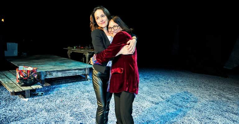 Gabriela Duarte é assistida no teatro pela mãe, Regina e pelo marido, Jairo Goldflus