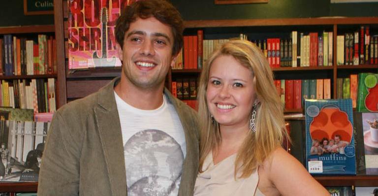 Na reta final da gravidez, Mariana Bridi, mulher de Rafael Cardoso, mostra o enfeite de maternidade