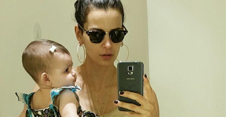 Fernanda Motta faz selfie com a filha Chloe, de 6 meses: ‘cada dia mais apaixonada’