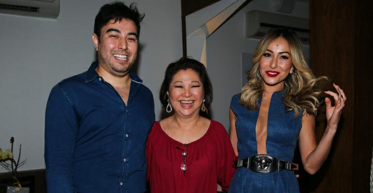 Sabrina Sato comemora o aniversário da mãe em jantar em São Paulo