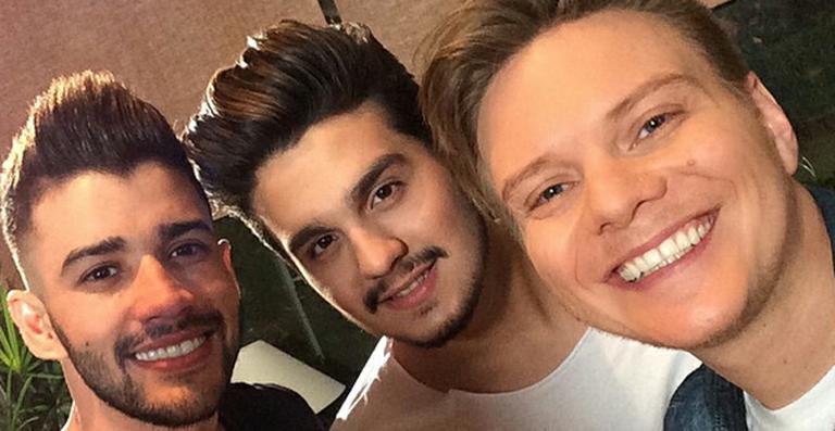 Gusttavo Lima e Michel Teló visitam a casa de Luan Santana