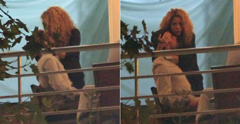 Grávida, Shakira troca beijos com Piqué em jantar