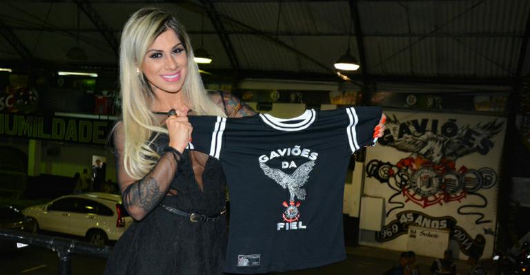 Ex-BBB Vanessa Mesquita visita quadra da Gaviões e confirma que será destaque