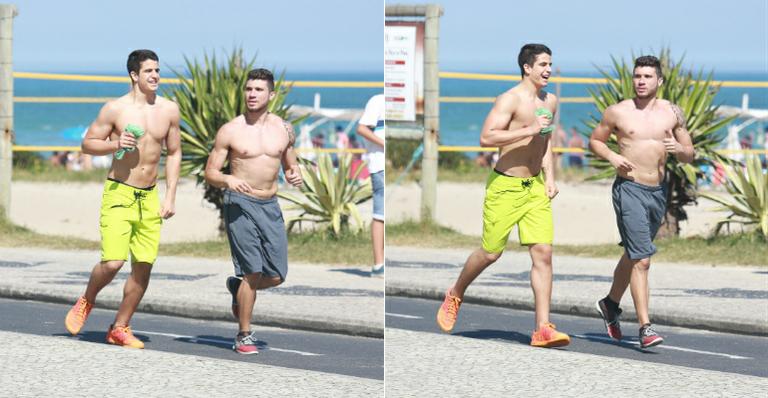 Enzo Celulari exibe boa forma em corrida na praia