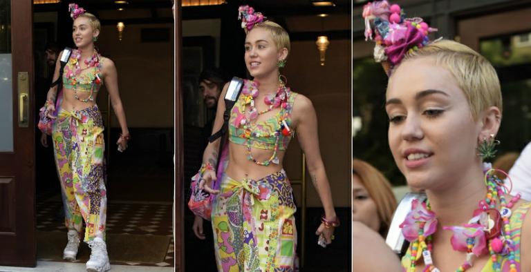 Com figurino à la Carmen Miranda, Miley Cyrus sobe na passarela da NYFW