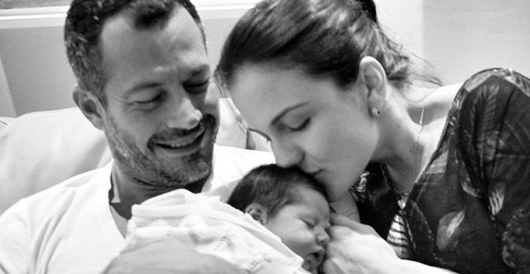 Malvino Salvador mostra a primeira foto da filha recém-nascida: ‘Felicidade total’
