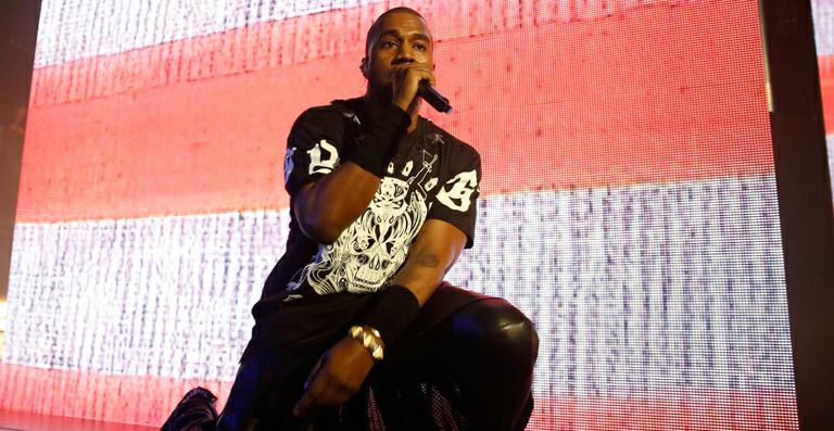 Que gafe! Kanye West insiste para fãs em cadeiras de rodas ficarem de pé