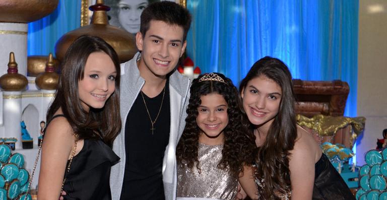 Larissa Manoela vai com o namorado de 17 anos à festa de Gabriella Saraivah