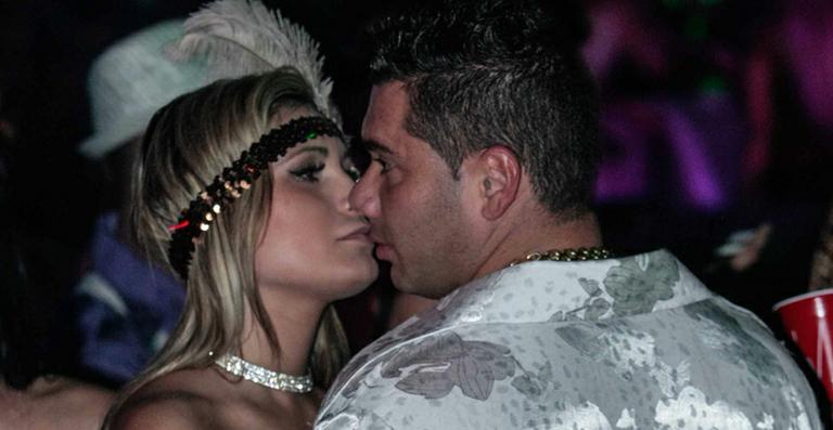 Andressa Urach é vista aos beijos com moreno em festa
