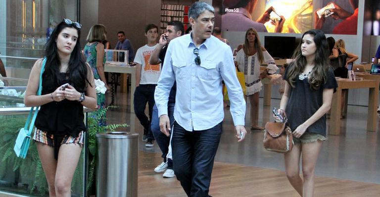 William Bonner passeia com as filhas em shopping no Rio