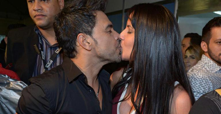 Zezé di Camargo beija a namorada, Graciele Lacerda, em show