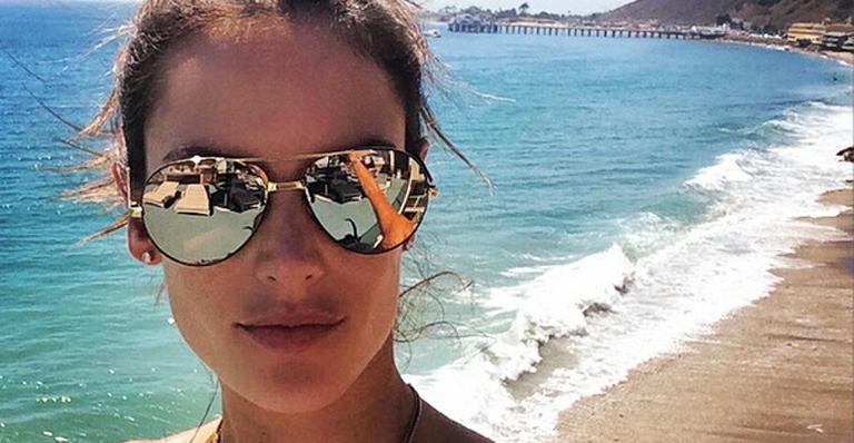 Alessandra Ambrósio se diverte com os filhos na praia