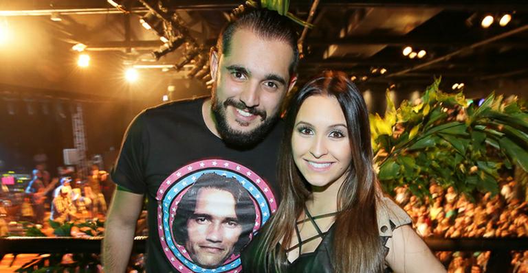 Ela cresceu! Carla Diaz curte show do Só Pra Contrariar com o namorado