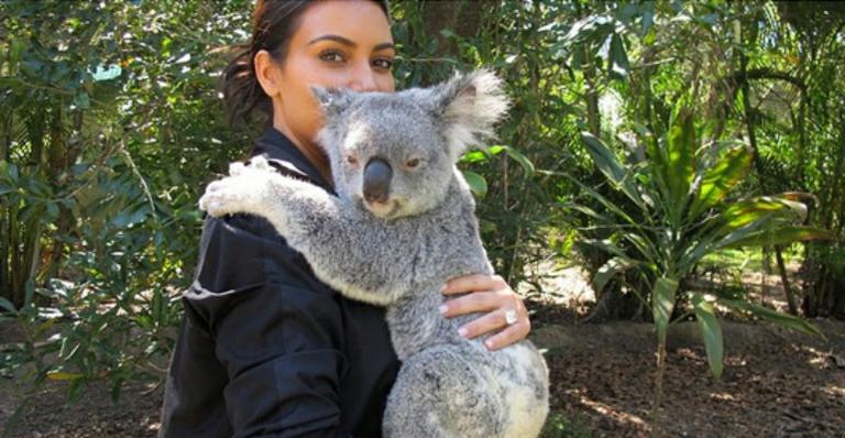Kim Kardashian posa com coala em zoológico na Austrália