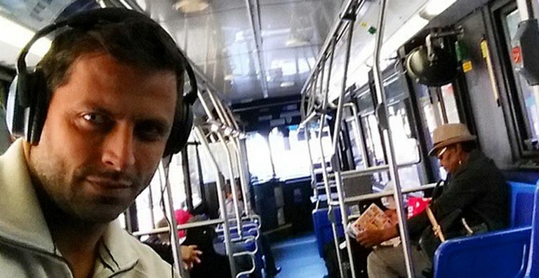 Henri Castelli faz selfie andando de ônibus: ‘Vamos de busão’
