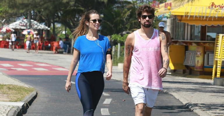 Juliana Didone se exercita na praia com o namorado