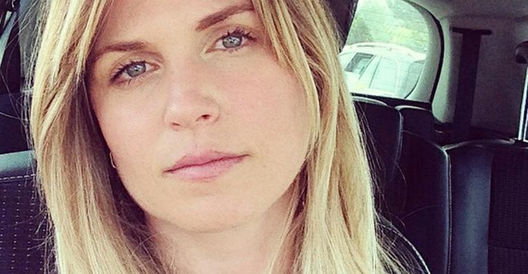 Susana Werner tenta aliviar um pouco a saudade do Brasil com água de coco e banana