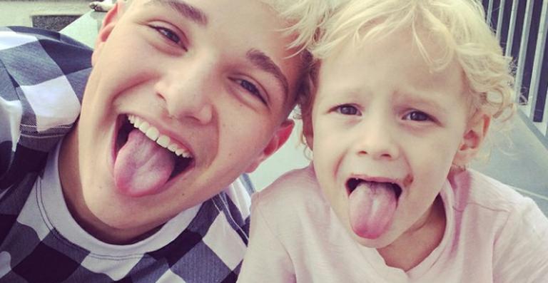 MC Gui faz selfie com Davi Lucca, filho de Neymar