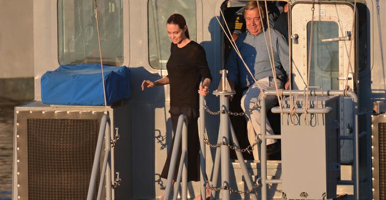 Angelina Jolie visita navio da marinha em Malta
