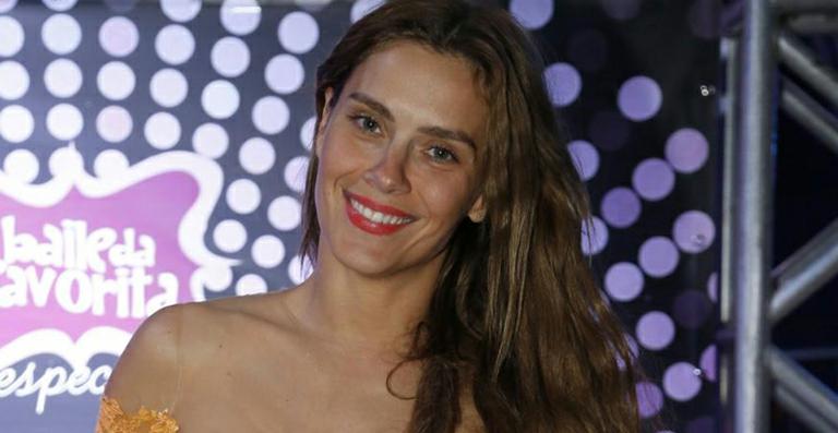 Carolina Dieckmann ganha festa de aniversário no salão de beleza